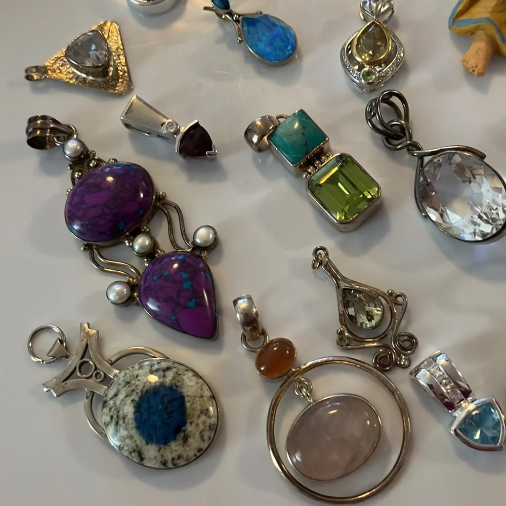 Beautiful 46 piece lot of ladies, assorted pendants/charms plus angel - Picture 5 of 11